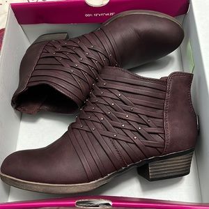 Women’s wine colored booties